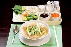 Ấm lòng bữa cơm nóng trong vùng 'rốn' ngập Đà Nẵng